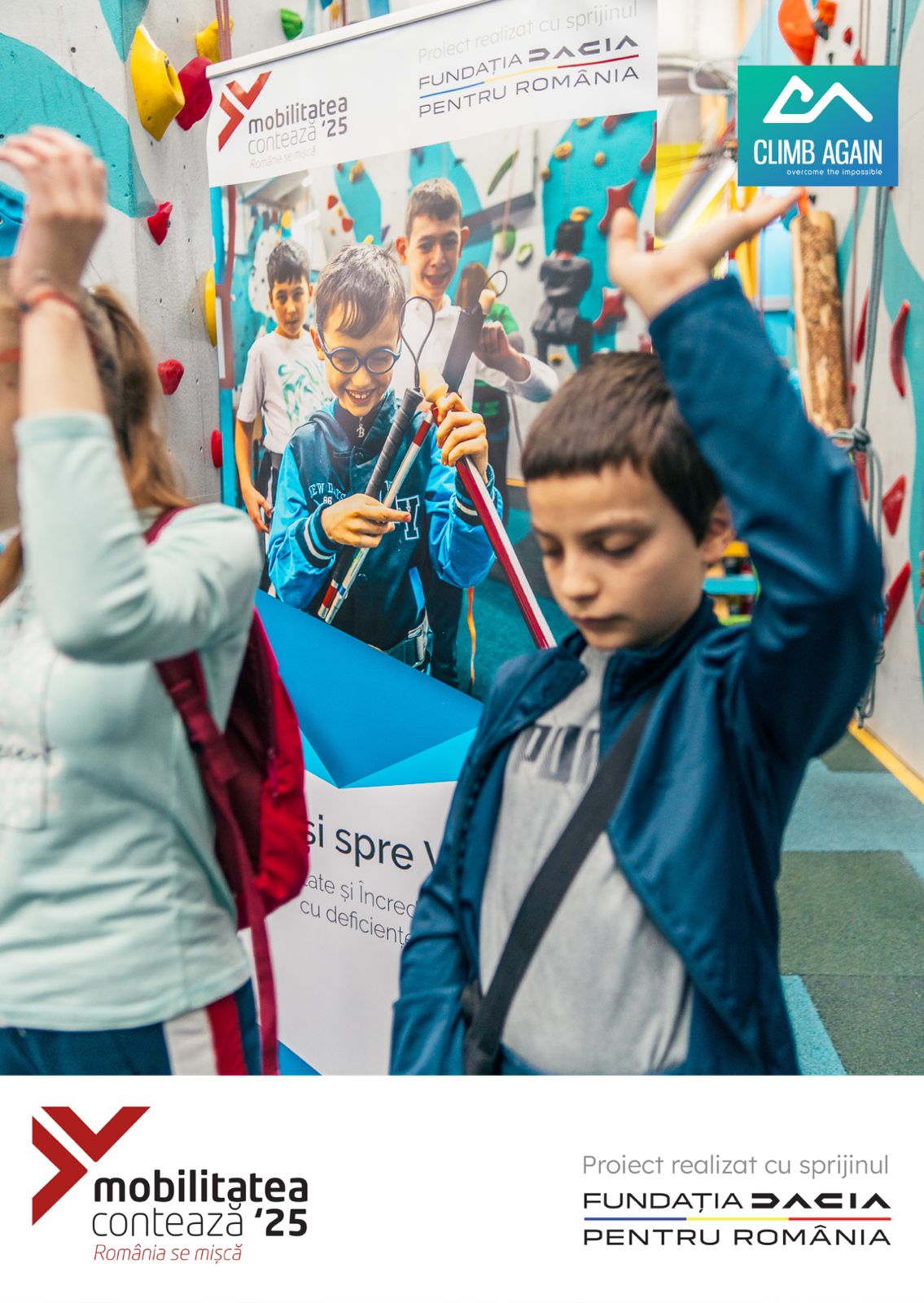Participant la programul Climb Again exersând mișcările de escaladă în programul de incluziune prin sport