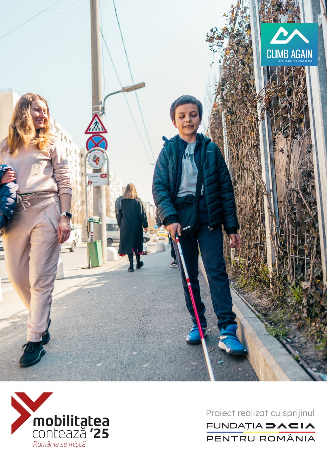 Participant la escaladă terapeutică dezvoltând abilități prin escaladă la sala de escaladă Climb Again