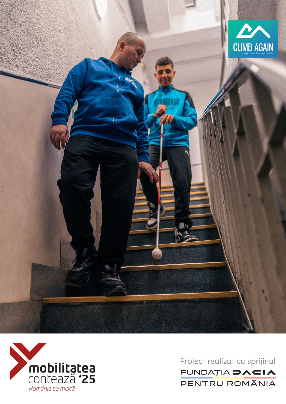 Copii cu dizabilități zâmbind la sala de escaladă cu ham și echipament de siguranță