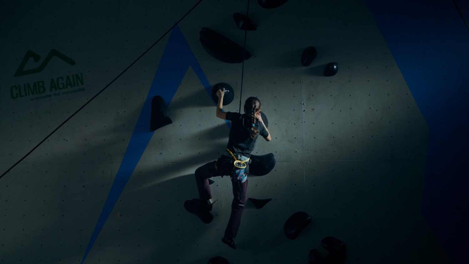 Alina escaladând peretele de competiție la sala Climb Again