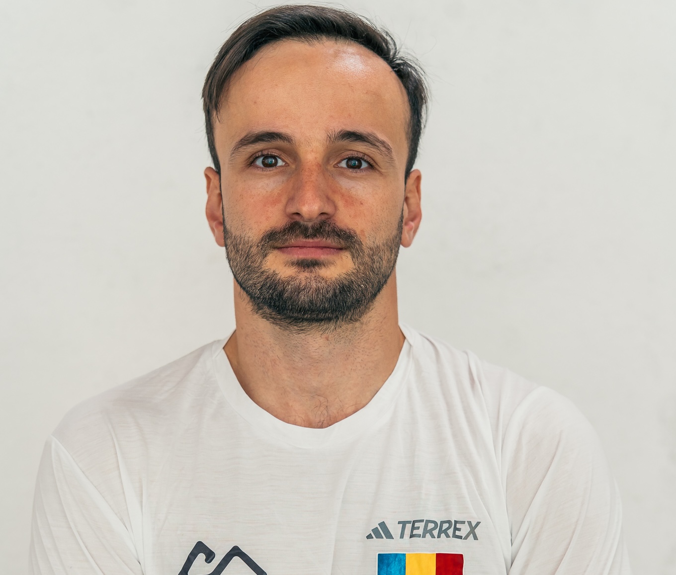 Participant la escaladă terapeutică dezvoltând abilități prin escaladă la sala de escaladă Climb Again