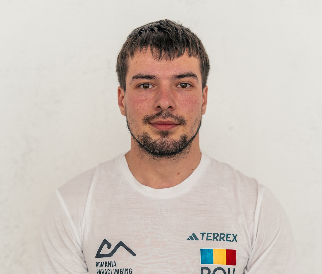 Beneficiar al programului Climb Again depășind obstacole pe peretele de escaladă sprijinit de echipa Climb Again