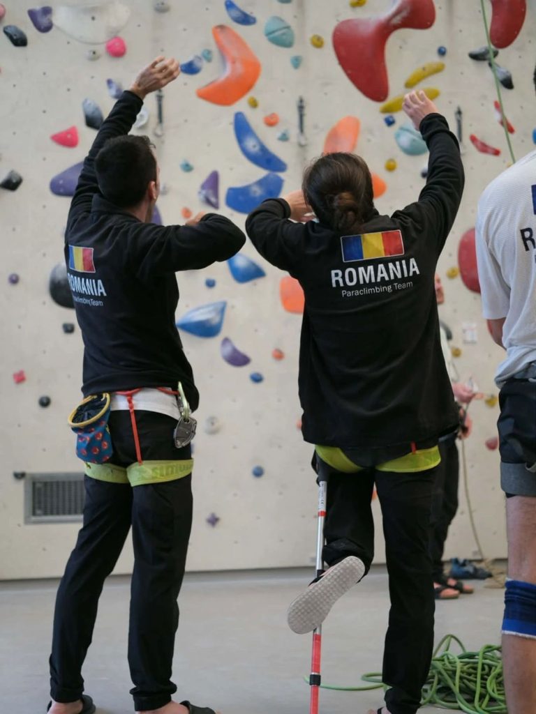 Beneficiar al programului Climb Again la antrenamentul de escaladă terapeutică în sala de escaladă