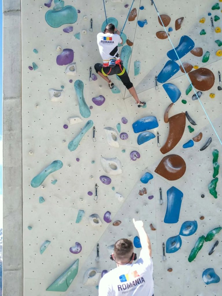Participant la programul Climb Again progresând prin escaladă terapeutică la sala de escaladă Climb Again