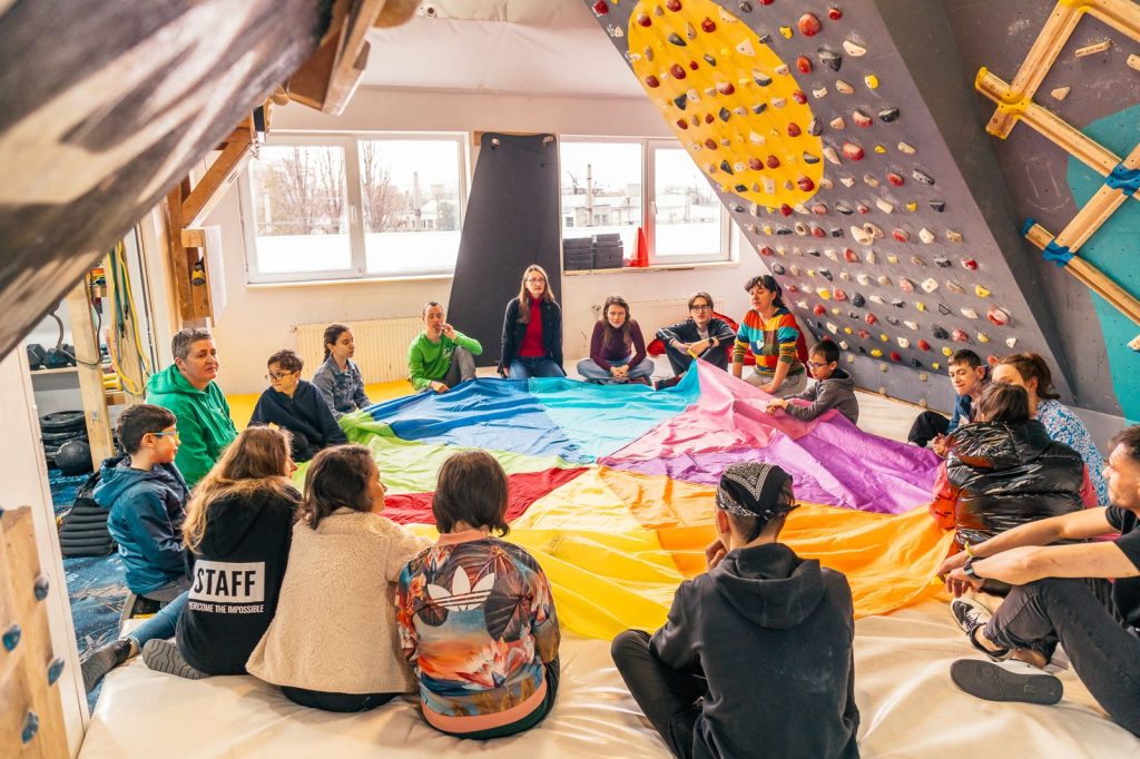 Copil din România antrenându-se la sala de escaladă în programul de incluziune prin sport