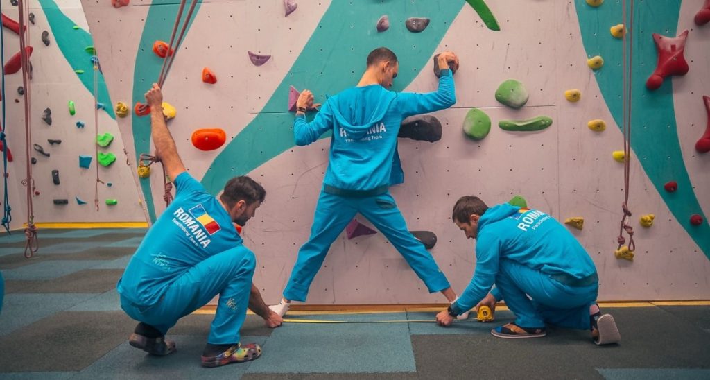 Copii cu dizabilități participând la terapia prin escaladă la centrul de escaladă terapeutică