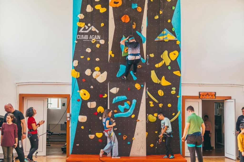 Participant la programul Climb Again dezvoltând abilități prin escaladă în cadrul programului Climb Again