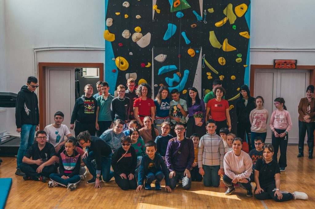 Copil beneficiar Climb Again progresând prin escaladă terapeutică în România