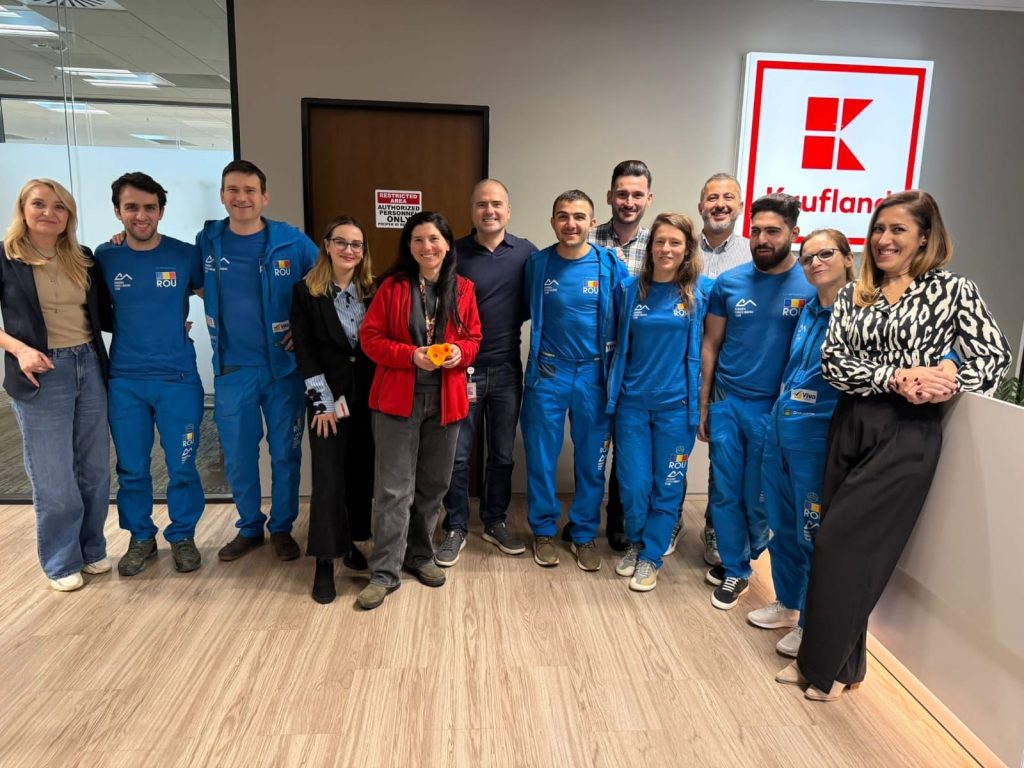Copil beneficiar Climb Again învățând escalada terapeutică în cadrul programului Climb Again