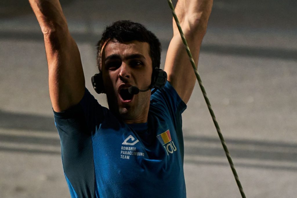 Copil beneficiar Climb Again învățând escalada terapeutică în România