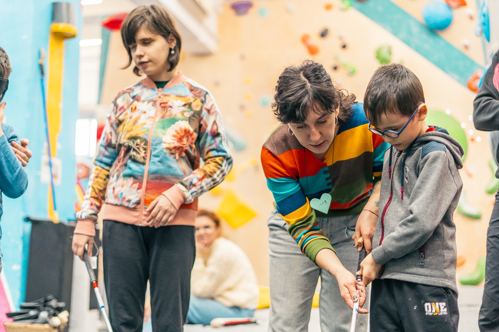 Participant la programul Climb Again progresând prin escaladă terapeutică în programul de incluziune prin sport