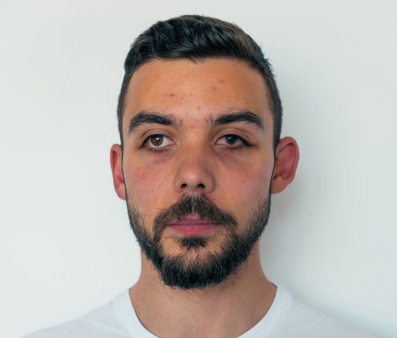 Participant la escaladă terapeutică exersând mișcările de escaladă la centrul de escaladă terapeutică