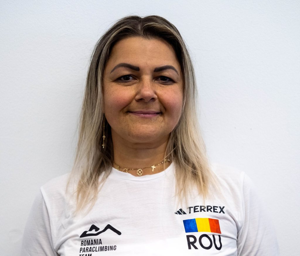 Sportiv din programul terapeutic învățând escalada terapeutică sprijinit de echipa Climb Again