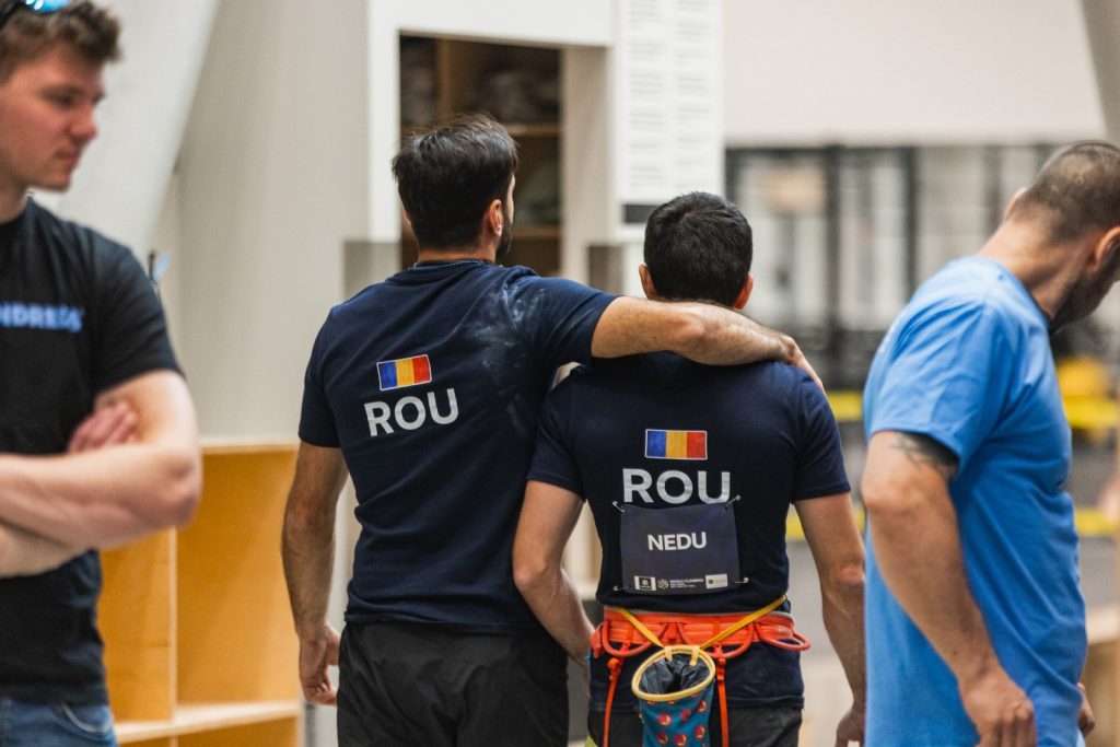 Copil din România învățând escalada terapeutică cu instructorul Climb Again