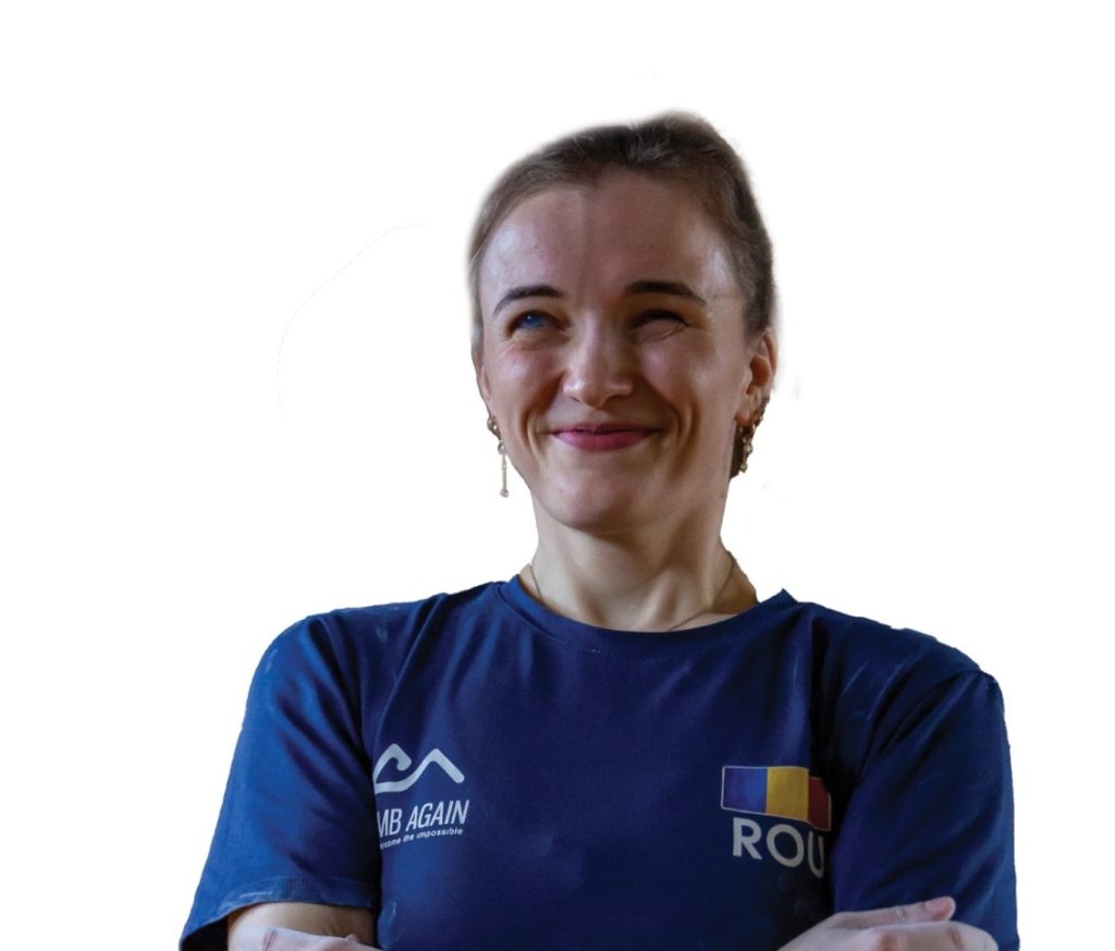 Copil în terapie prin escaladă urcând prizele de pe perete în cadrul programului Climb Again