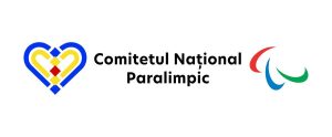 Tânăr escaladator antrenându-se la sala de escaladă cu suportul terapeuților