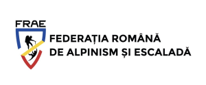 Participant la escaladă terapeutică cățărându-se pe peretele de escaladă în programul de incluziune prin sport