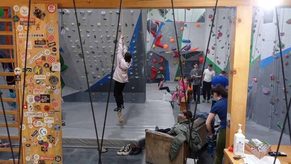 Climb Again. Terapie prin escaladă pentru copiii și tinerii cu dizabilități, la Arad - Actualitati-Arad
