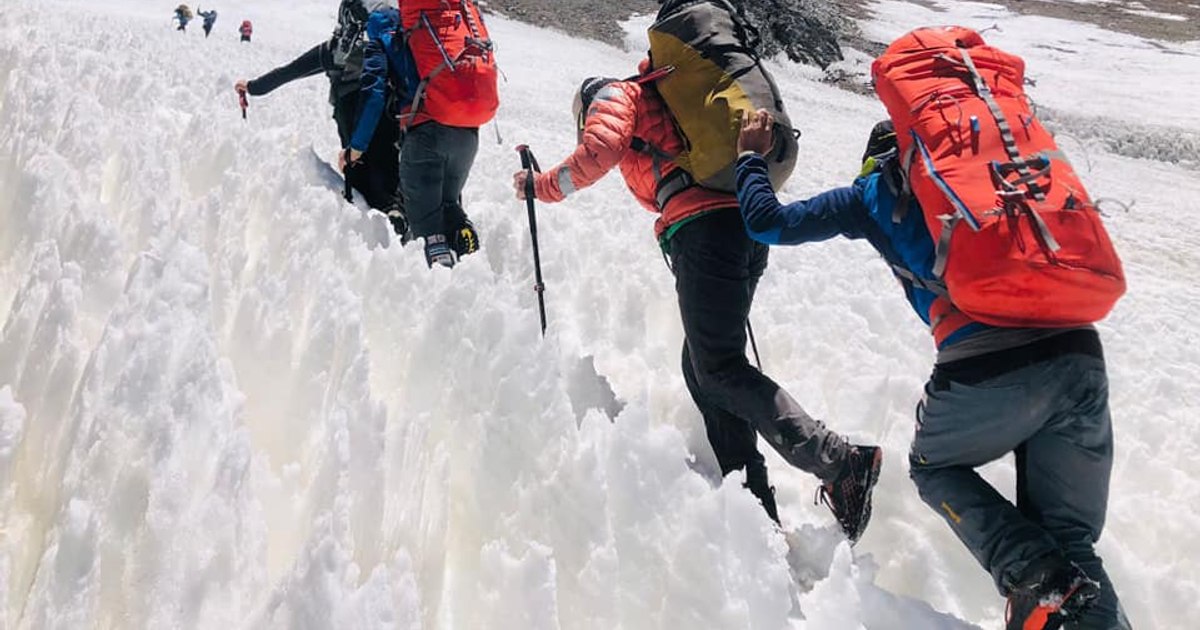 Premieră istorică. Doi români nevăzători au ajuns pe Vârful Aconcagua, la 6.962 metri