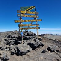 Doi sportivi nevăzători și unul cu dizabilități au cucerit masivul Kilimanjaro
