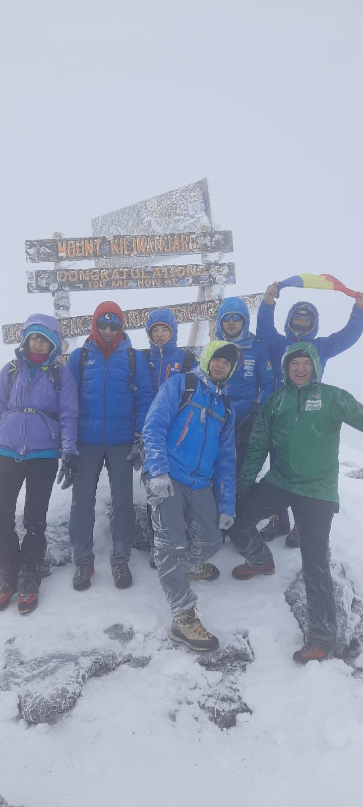 3 sportivi cu dizabilităţi au ajuns cu steagul României pe vârful Kilimanjaro pe 1 Decembrie