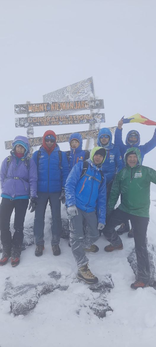 Trei sportivi cu dizabilităţi au ajuns cu steagul României pe vârful Kilimanjaro